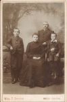 Trouw Jacob 13-08-1859 met vrouw en zonen (7).jpg